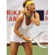 HÜLYA AVŞAR, SEVGİLİSİNİN RADYOSUNDA YORUMCU OLDU