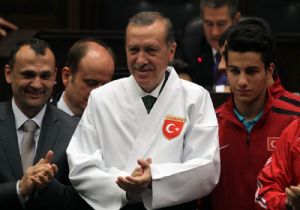 SİYAH KUŞAKLI, KARATECİ BAŞBAKAN!