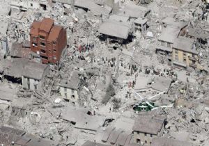 İtalya daki Deprem de 247 Kişi Öldü
