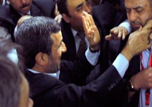 KAHİRE DE AHMEDİNEJAD A SALDIRI
