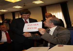 DAVUTOĞLU NA  SAVAŞA HAYIR  PROTESTOSU