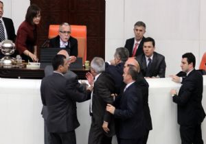 AKP NİN ÖNERGE ÇALIMI MECLİSİ KARIŞTIRDI