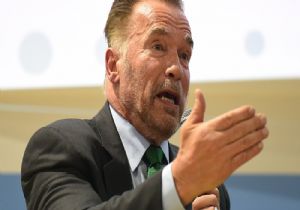 Schwarzenegger:Çatlak Bir Başkanımız Var