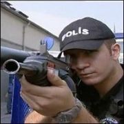 EYLEMCİLERE KARŞI COP YERİNE PLASTİK MERMİ ATAN SILAH!