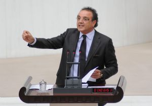 SAKIK  KÜRSÜDE ELİNDE MERMİYLE KONUŞTU