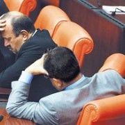 TÜRK VEKİLLER, LİDERE KARŞI AYAKTA KALMA ŞANSI VERİYOR!