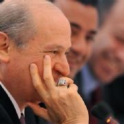 BAHÇELİ KENDİ TASARIMI YÜZÜKLE BÖYLE POZ VERDİ 