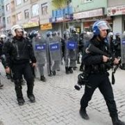 YÜKSEKOVA DA POLİSE LİNÇ GİRİŞİMİ!