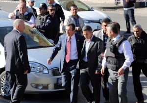 MECLİS KAPISINDA İNTİHAR GİRİŞİMİ!