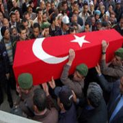 ŞEHİT TABUTUNA BAYRAK ÖRTÜLMEDİ