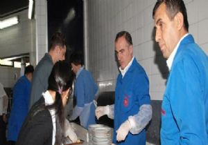SOKAK HAYVANLARINA VEKİL YEMEĞİ!
