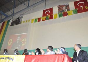 ATATÜRK RESMİ VE ÖCALAN POSTERİ YANYANA!
