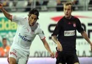 SİVAS, 3 FUTBOLCUSU İLE YOLLARINI AYIRDI