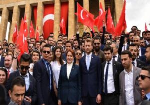 Akşener Gençlerle Anıtkabir de