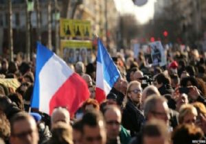 Paris te Cumhuriyet Yürüyüşü