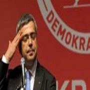 DP GENEL BAŞKAN ADAYI UZUN KÜRSÜDE FENALAŞTI!
