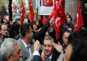 AKİLLERE TÜRK BAYRAKLI PROTESTO