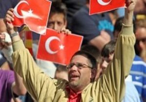 Türk Bayrağı İle Kutlamaya Engel!
