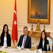 İÇERİDE TOPLANTI, DIŞARIDA EYLEM