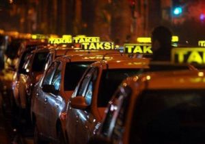 Taksicilerden İBB Önünde Gece Eylemi