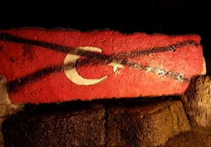 TÜRK BAYRAĞINA BÜYÜK HAKARET!
