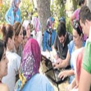 DİZİ FİLM DE FİGÜRAN OLABİLMEK İÇİN KUYRUĞA GİRDİLER!