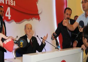 Bahçeli den muhabirlere mikrofon fırçası