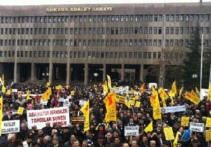 ADLİYE ÖNÜNDE BİNLERCE KİŞİ