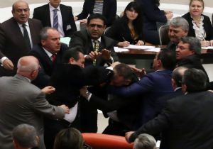 FLAŞ.. MECLİS TE YUMRUKLU KAVGA
