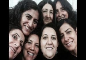 BDP Lİ KADIN VEKİLLER DE SELFİE YAPTI