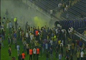 FENER E 8 MAÇ CEZA YOLDA!