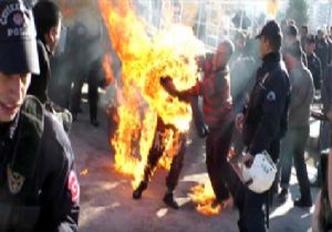 PROTESTO İÇİN KENDİNİ YAKTI!