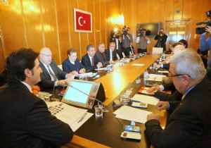 MECLİS TE BARDAKLAR HAVADA UÇUŞTU!