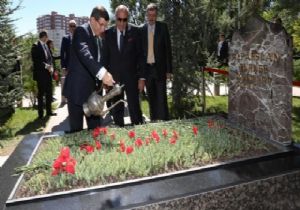 Davutoğlu, Türkeş in Mezarında