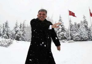 CUMHURBAŞKANI GÜL ÜN KAR KEYFİ!