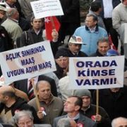 EMEKLİ ASSUBAYLAR MEYDANA İNDİ!
