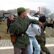 ÇARŞI, KENDİNE DE KARŞI
