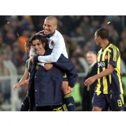 TARAFTAR YENGEÇ DANSI İSTEDİ, SPORCULAR KIRMADI