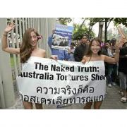 KOYUN KESİMİNİ SOYUNARAK PROTESTO ETTİLER.