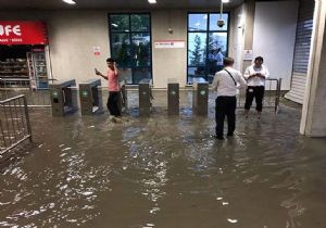 İstanbul da Metroİstasyonlarını Su Bastı