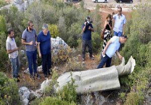 Atatürk Heykelini Çalılık Alana Attılar