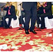 MİLLETVEKİLİ ADAYINA DOLAR YAĞDI