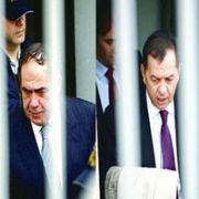 CEZAEVİ YOLUNDA KAĞITTAN KAPLAN ÇIKIŞI!