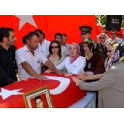 KAVAK ŞEHİDİNE AĞLADI!