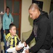 ROBERTO CARLOS TAN KİMSESİZ ÇCUKLARA DESTEK