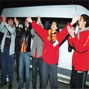 CHELSEA YI ÇİÇEKLE KARŞILAYAN CANSIZLAR!