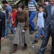 RAHŞAN ECEVİT ÇİZMELERİ ÇEKTİ SOKAĞA İNDİ