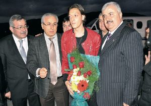 MESUT ÖZİL KÖYÜNE DÖNDÜ!