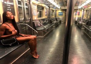 Ünlü Modelden  Metroda Çıplak Poz