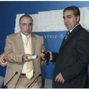 CHP Lİ ARSLANOĞLU SİLAHINI İADE ETTİ